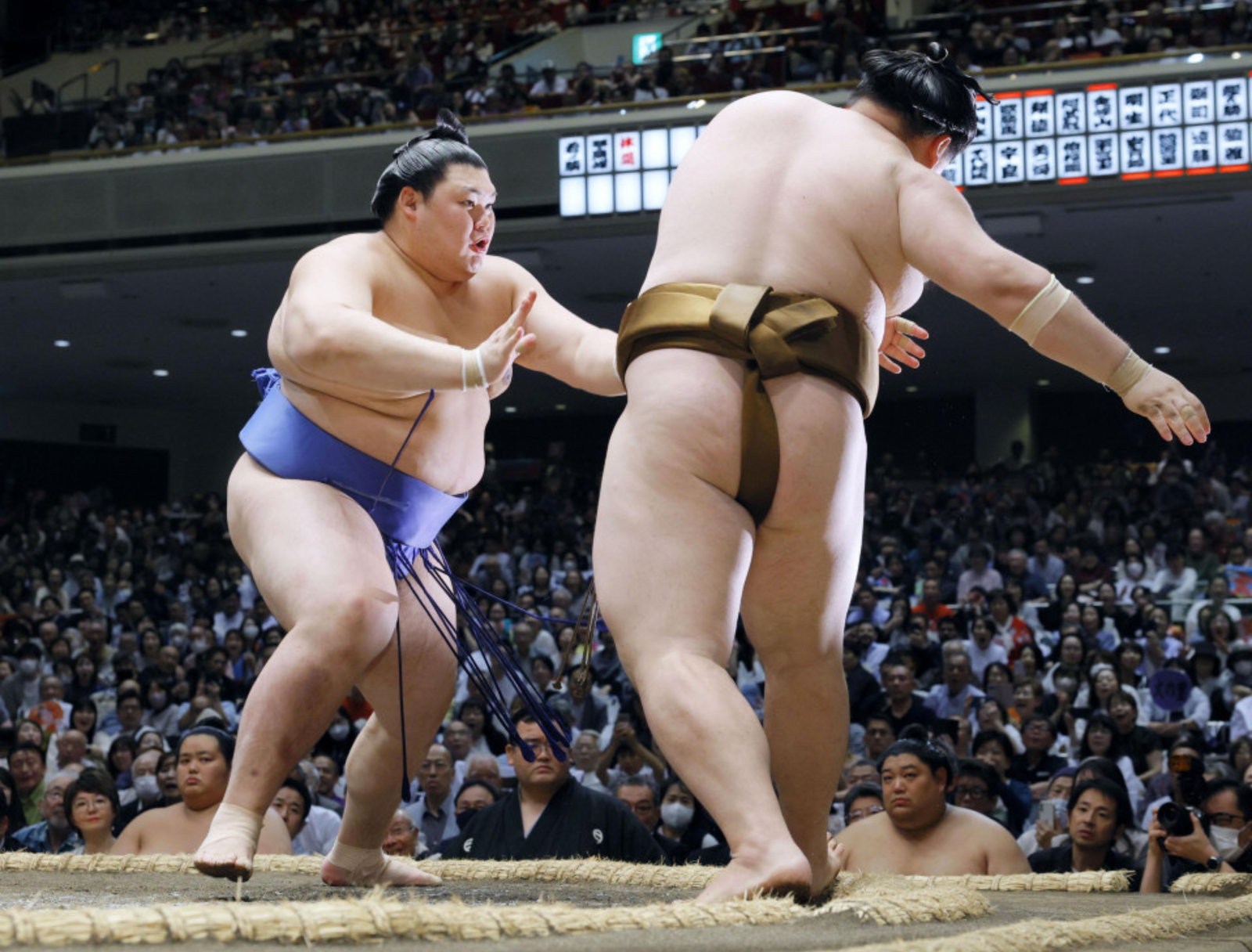 大相撲夏場所2025:阿炎が豊昇龍を破り、王鵬ら5人が無敗を維持