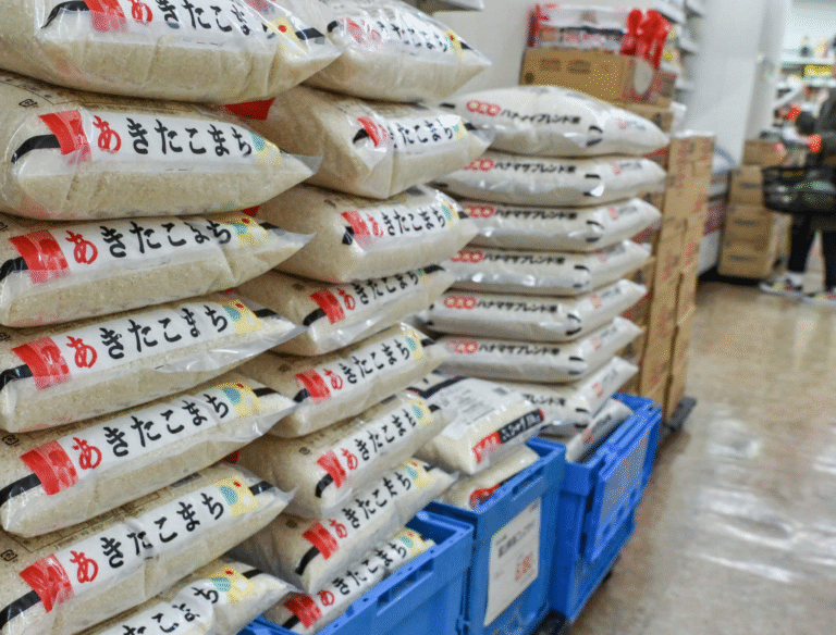 日本政府、備蓄米の入札条件を緩和へ：コメ不足回避と価格安定に向けた政策転換